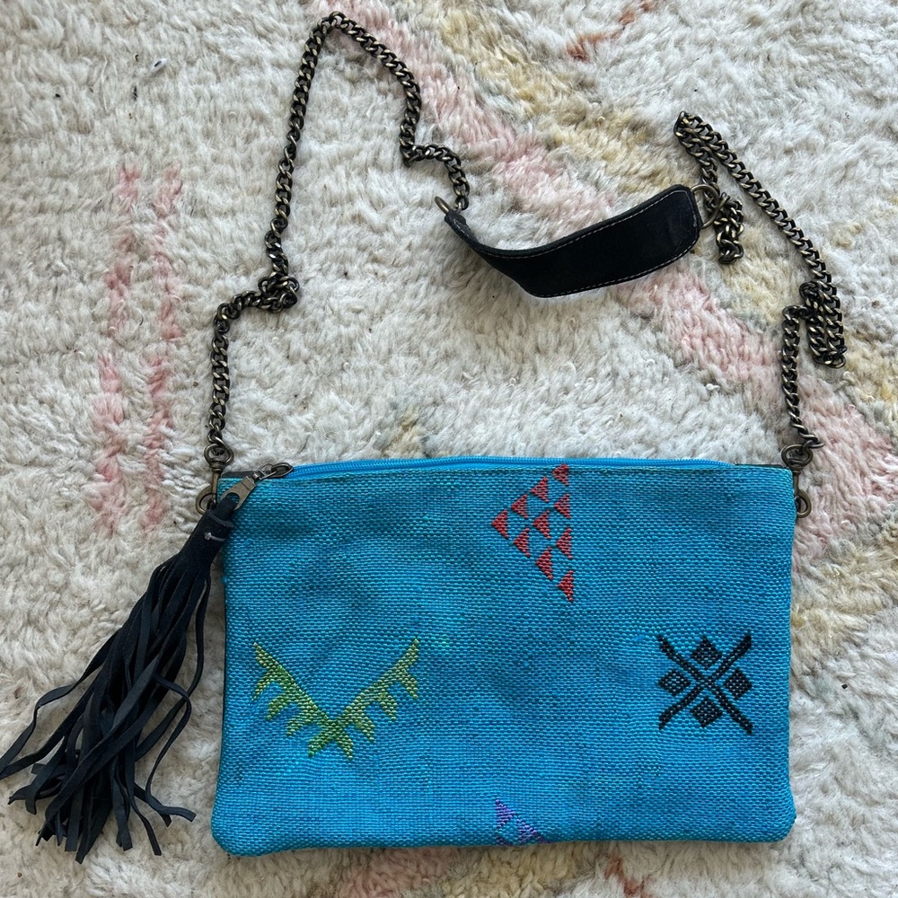 Woven artisinal bag with chain and tassel
